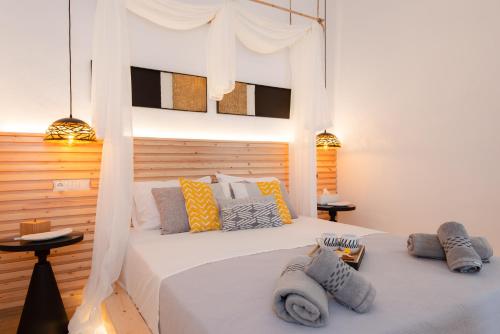 Ένα ή περισσότερα κρεβάτια σε δωμάτιο στο Sunset Coast House - WOOD