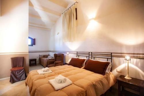 1 dormitorio con 1 cama grande y toallas. en ARBARIA APPARTAMENTI EX ARBARIA en Trapani