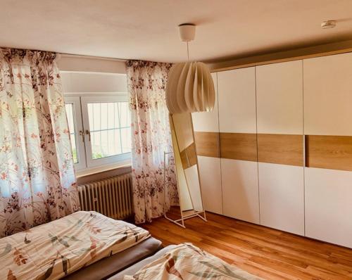 - une chambre avec un lit et une grande armoire dans l'établissement GARDEN VIEW near FRANKFURT ----- STAY LIKE AT HOME -----, à Hanau