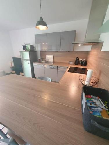 une cuisine avec un comptoir en bois dans une pièce dans l'établissement Le Balcon des Roches 5 personnes, à Gérardmer