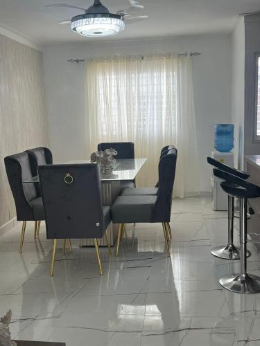 a dining room with a table and chairs at Residencial Palma Real (4to Nivel) in Santiago de los Caballeros
