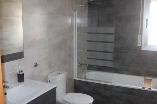 ein Bad mit einem WC, einer Dusche und einem Waschbecken in der Unterkunft El Racó de Yleth in Deltebre