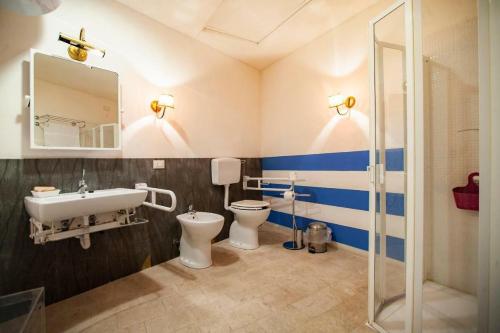 uma casa de banho com um lavatório, um WC e um espelho. em ARBARIA APPARTAMENTI EX ARBARIA em Trapani