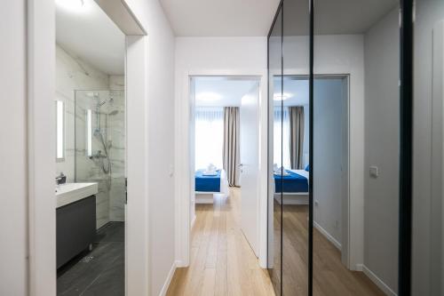 bagno con lavandino e specchio di Premium Residence Ventus Rosa - Bora Penthouse a Zara (Zadar)