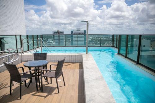 a swimming pool on the roof of a building at Flat localizado a 200m Shopping Recife, bem Perto da Praia de Boa Viagem e com Wi-Fi 400Mbps in Recife