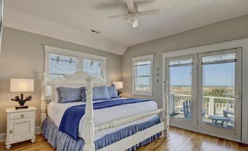 1 dormitorio con cama blanca y balcón en Paradise, en Southport
