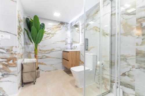 a bathroom with a marble wall at Casa Alicantina in Alicante