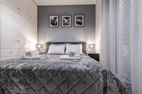 ein Schlafzimmer mit einem großen Bett mit Handtüchern darauf in der Unterkunft Luxury Beach House in Volos