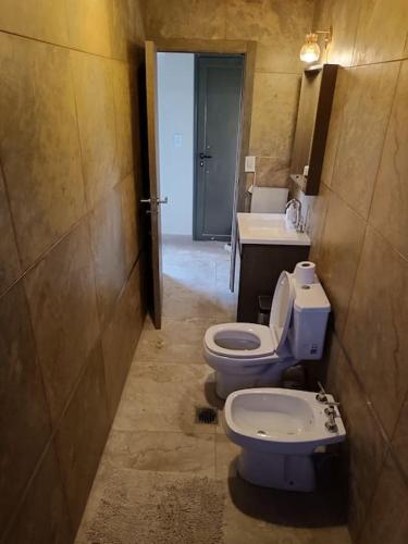 ルハン・デ・クージョにあるvistalbaloftのバスルーム(トイレ2つ、シンク付)