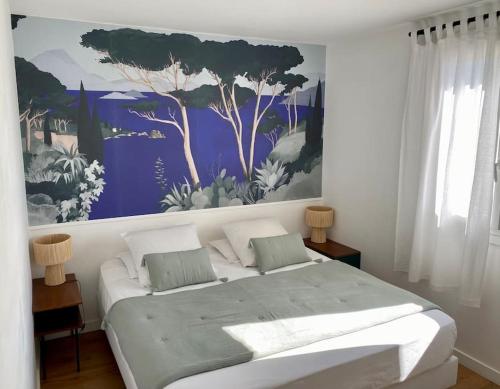 Appartement d'exception, vue Saint-Tropez في سانت تروبيز: غرفة نوم بسرير كبير عليها لوحة على الحائط