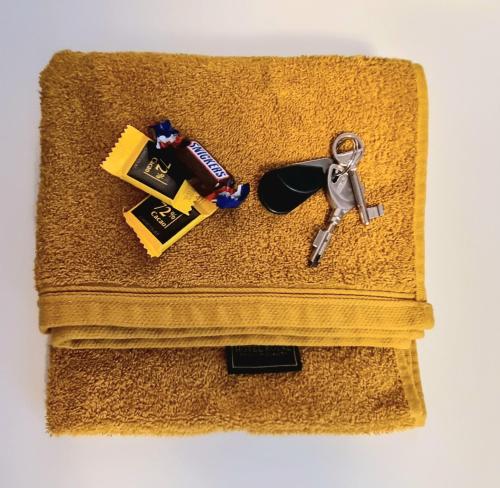 een handdoek met een paar sleutels erop bij Superbe chambre à clés Paris in Sartrouville
