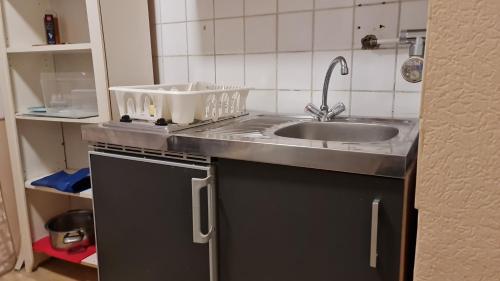 een keuken met een wastafel en een aanrecht bij APP für alles & für jeden # 41199 in der City, mit Lift im HH in Mönchengladbach