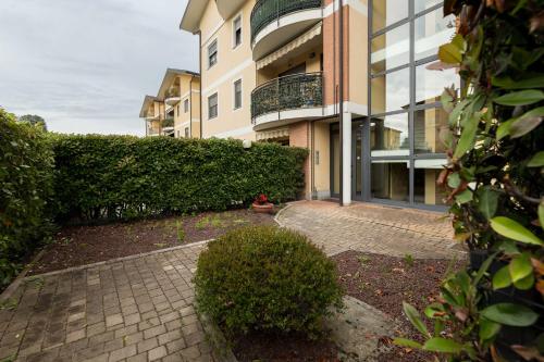 a brick walkway next to a building at [Strategico Rho Fiera-Milano] Vanzago Home Deluxe in Vanzago
