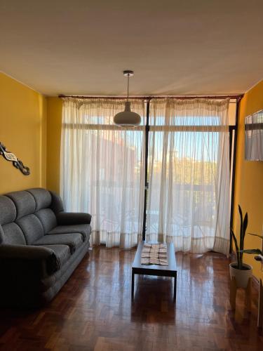 sala de estar con sofá y mesa en Departamento en pleno centro con cochera en Mendoza