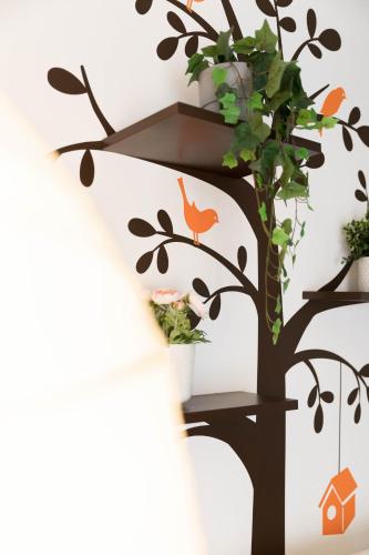 a tree wall decal with a bird on a shelf at [Strategico Rho Fiera-Milano] Vanzago Home Deluxe in Vanzago