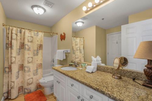 Seawind 1609 by Vacation Homes Collection في غولف شورز: حمام مع حوض ومرحاض ودش