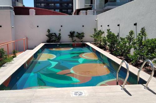 una piscina al lado de un edificio en Departamento de categoría en Buenos Aires