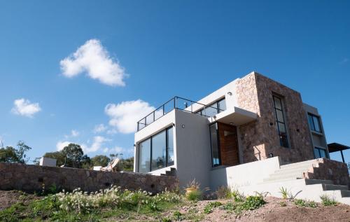 a house on a hill with a blue sky at Casa en la naturaleza con vistas a las Sierras in La Cumbre