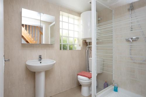 a bathroom with a shower and a toilet and a sink at Blanc Mesnil centre ville F3 in Le Blanc-Mesnil