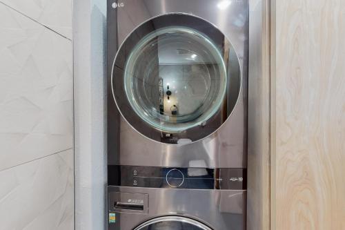 una lavadora y secadora de metal en una habitación en Dream Catcher, en Eureka Springs