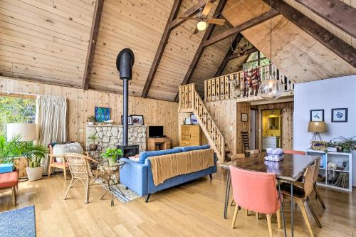 Ruang duduk di Trail's End Cabin