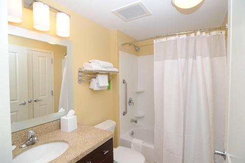 uma casa de banho com um lavatório, um chuveiro e um WC. em TownePlace Suites by Marriott Billings em Billings