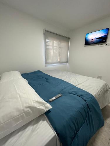 1 dormitorio con 1 cama y TV en la pared en Las Soñadas en San Rafael