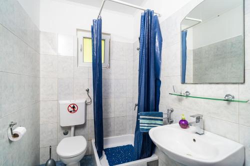 e bagno con lavandino, servizi igienici e doccia. di Apartment Zuljana 10233a a Žuljana