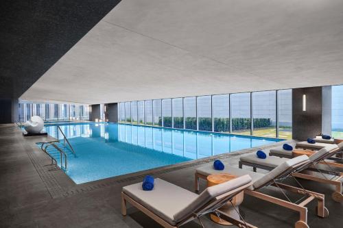 Kolam renang di atau dekat dengan Nantong Marriott Hotel