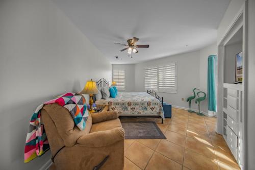 ein Wohnzimmer mit einem Sofa und einem Bett in der Unterkunft Grand Caribbean 312 by Vacation Homes Collection in Orange Beach