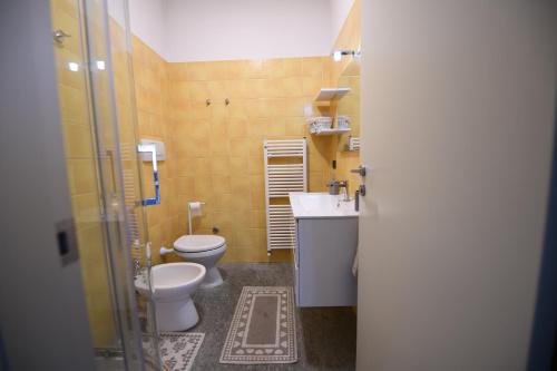 a small bathroom with two toilets and a sink at Da Zoe in Moncalvo