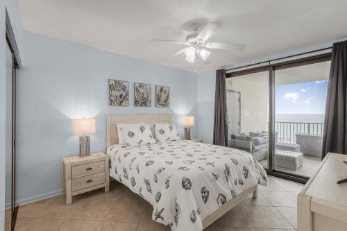 Schlafzimmer mit einem Bett und Meerblick in der Unterkunft Pelican Pointe 506 by Vacation Homes Collection in Orange Beach