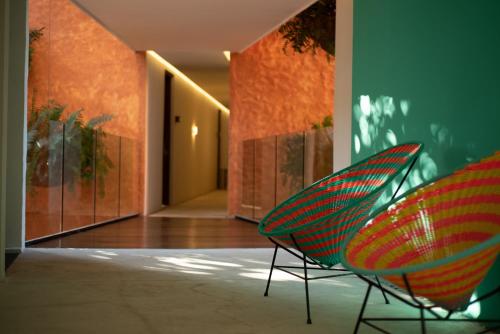 a room with two chairs sitting in a hallway at Sayulinda Hotel in Sayulita