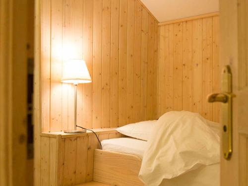 een slaapkamer met een bed met een lamp erin bij Gîte Fresse-sur-Moselle, 3 pièces, 6 personnes - FR-1-589-43 in Fresse-sur-Moselle