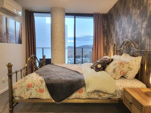 Harrison2BR@Luxury&Stylish Top Floor Apt,Pool,Parking,View的一间带床的卧室，配有大窗户