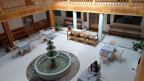 Un restaurante u otro lugar para comer en Hotel Aural