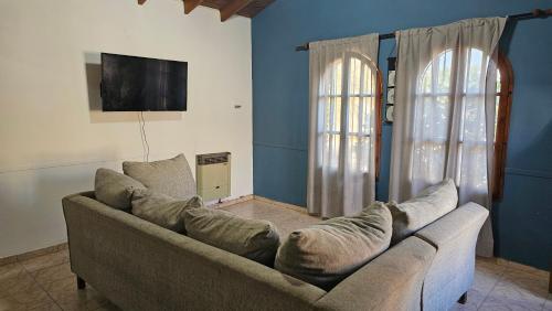 sala de estar con sofá y ventana en El pomelo en Mendoza