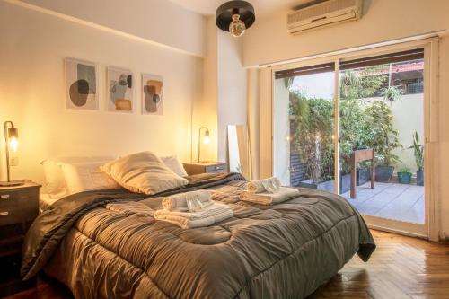 1 dormitorio con 1 cama grande y ventana grande en Bright and Spacious 3BR in Belgrano en Buenos Aires