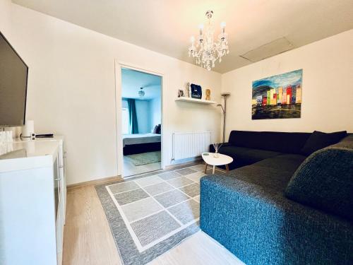 een woonkamer met een bank en een tafel bij Elite Residence in Timişoara