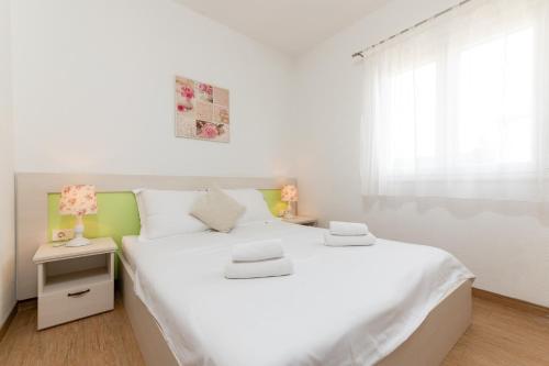 Posteľ alebo postele v izbe v ubytovaní Apartments with parking spaces Mavarstica, Ciovo - 17803