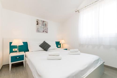 Apartments with parking space Mavarstica, Ciovo - 17803