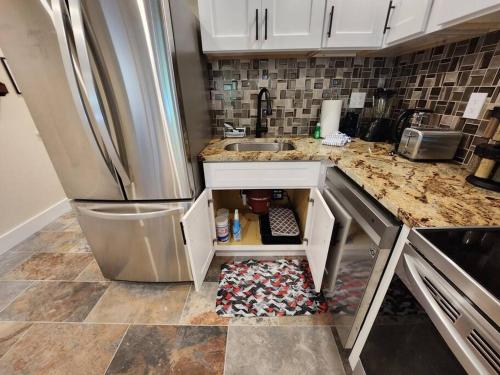 Classy & comfortable condo! photo 37