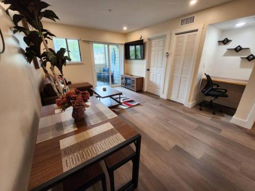 Classy & comfortable condo! photo 13