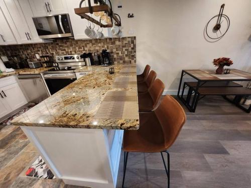 Classy & comfortable condo! photo 15