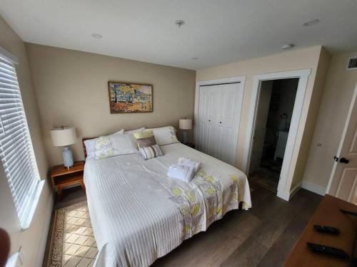 ヒルトン・ヘッド・アイランドにあるClassy & comfortable condo!の白いシーツと枕が付いた大きなベッドのある寝室