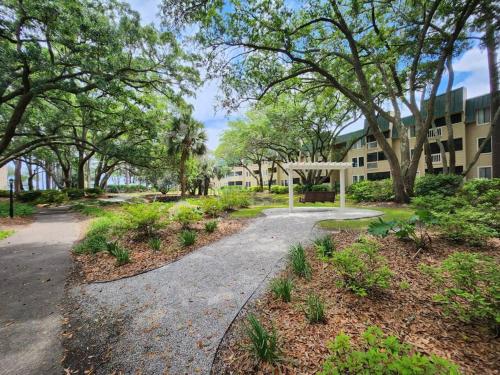 Classy & comfortable condo! photo 18