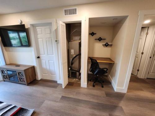 Classy & comfortable condo! photo 22
