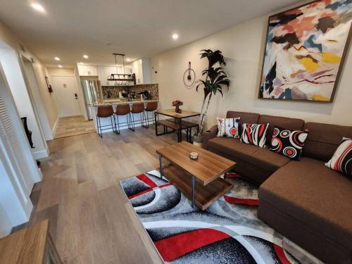 Classy & comfortable condo! photo 24