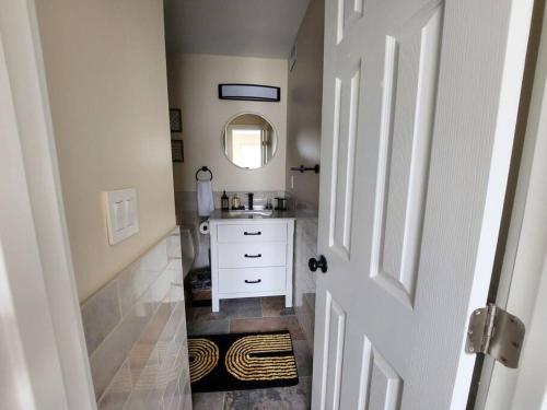 Classy & comfortable condo! photo 25