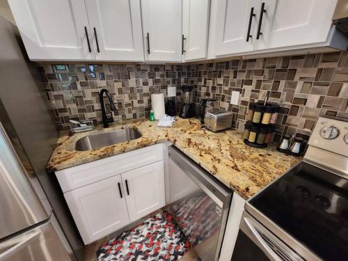 Classy & comfortable condo! photo 34